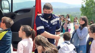 Пожарникари и полицаи проведоха съвместно обучение с деца от Батак