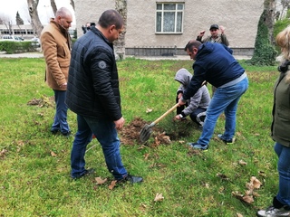 Преподаватели и служители на ЦСПП обогатиха парковата площ на центъра с нови фиданки