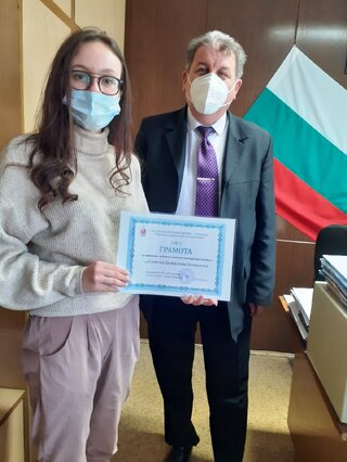 Две момичета от гр.Септември намерили и предали изгубен портфейл с пари и документи бяха отличени от Началника на Районното управление в града