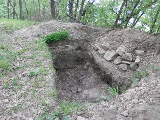 Двама мъже извършвали незаконни иманярски набези са задържани от криминалисти