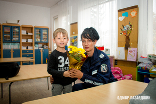 Полицаи от ОДМВР-Пазарджик гостуваха на деца от детска градина "Пролет"