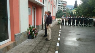 Пожарникари от районните служби в Пазарджик и Белово, служители на общинската асминистрация и граждани се поклониха пред паметната плоча на младши-лейтенант Кръстьо Стоянов