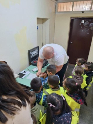 С Ден на отворените врати и старт на конкурс за детска рисунка на тема „Полицията в моя роден град“ беше отбелязан професионалния празник на Българската полиция в РУ - Радомир