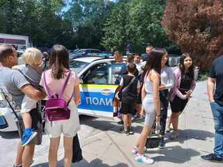 В Деня на отворените врати директорът на ОДМВР – Перник старши комисар Милчо Милчов посрещна ученици от пернишко училище