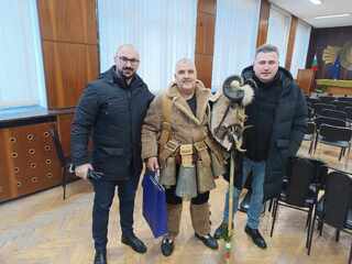 В последния ден на юбилейното издание на Международния фестивал на маскарадните игри „Сурва“ 2024 групата на с. Кралев дол гостува на служителите от ОДМВР – Перник