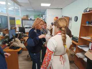 Сурвакари от пернишки училища гостуваха на служителите от сектор „Пътна полиция“ при ОДМВР – Перник