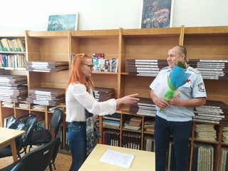 Полицейски инспектор Кирил Кирилов с награда от Регионална библиотека „Светослав Минков“ – Перник