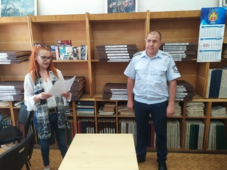 Полицейски инспектор Кирил Кирилов с награда от Регионална библиотека „Светослав Минков“ – Перник