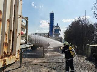 Предотвратени са разрастването на пожар и опасност от взрив в асфалтова база