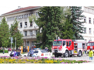 Техника горя в помещение на централната поща в Перник