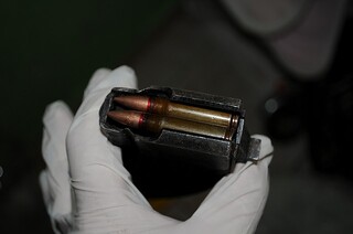 Пернишки полицаи иззеха незаконно оръжие, боеприпаси, наркотични вещества, микробус, радиостанции, заглушители и цигари без бандерол от няколко адреса в гр. Перник