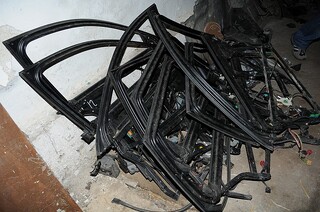Пернишки криминалисти иззеха части и вещи от над 10 крадени автомобила и наркотично вещество от къща в Радомирско