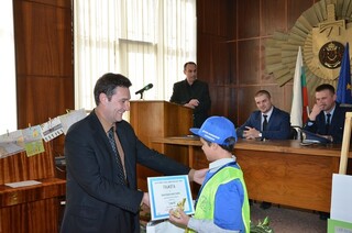 Момчета от Перник, Трън и Радомир ще представляват региона на националния конкурс за детска рисунка „Аз и Детското полицейско управление“