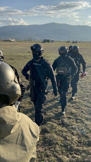 Пловдивски полицаи бяха част от екипажа на военен вертолет