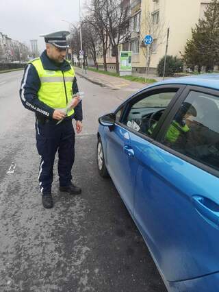 Десетки шофьорки получиха цветя от екипи на сектор „Пътна полиция“ в Пловдив