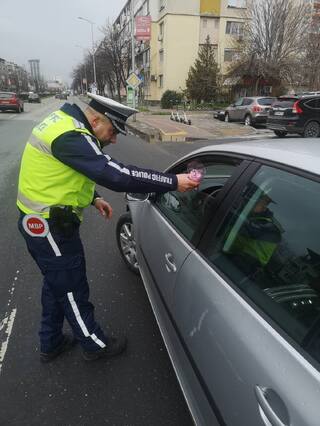 Десетки шофьорки получиха цветя от екипи на сектор „Пътна полиция“ в Пловдив