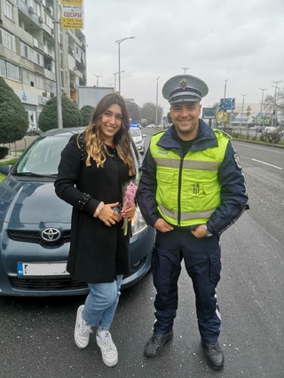 Десетки шофьорки получиха цветя от екипи на сектор „Пътна полиция“ в Пловдив