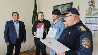 Две 19-годишни момчета отличени с грамоти за проявена храброст от директора на РДПБЗН Пловдив комисар Георги Мангараков
