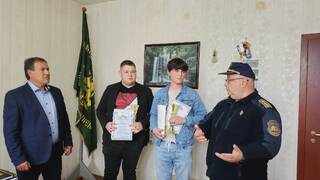 Две 19-годишни момчета отличени с грамоти за проявена храброст от директора на РДПБЗН Пловдив комисар Георги Мангараков
