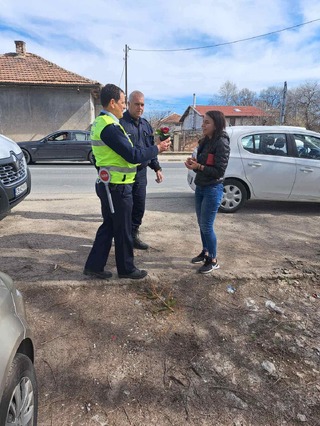 Пловдивската полиция с жест на уважение към всички жени зад волана днес