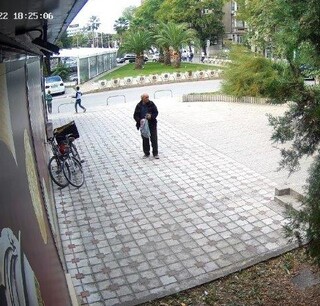 Служители на Трето РУ издирват извършител на кражба в областния град