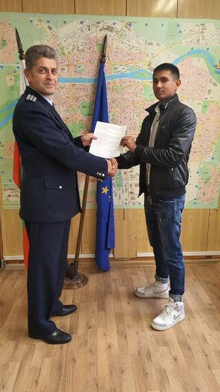 Началникът на пловдивския сектор „Пътна полиция” с благодарствен адрес към двама дванадесетокласници