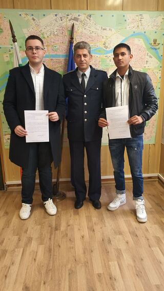 Началникът на пловдивския сектор „Пътна полиция” с благодарствен адрес към двама дванадесетокласници