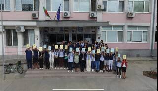 Началникът на пловдивския сектор „Пътна полиция” с благодарствен адрес към двама дванадесетокласници