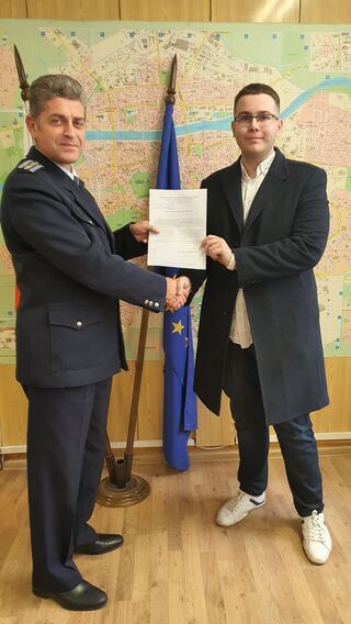 Началникът на пловдивския сектор „Пътна полиция” с благодарствен адрес към двама дванадесетокласници