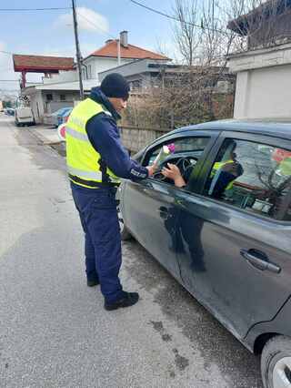 Служителите на реда в Раковски с жест към жените зад волана на днешния празник