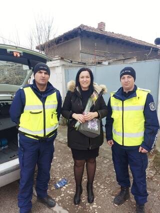 Служителите на реда в Раковски с жест към жените зад волана на днешния празник