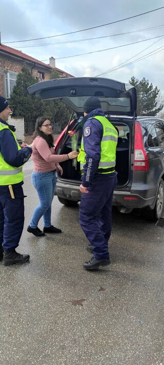 Служителите на реда в Раковски с жест към жените зад волана на днешния празник