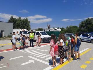 Пловдивски полицаи споделиха с деца професионалния си празник