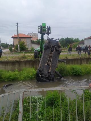 Пиян водач се обърна с колата си в река Сребра
