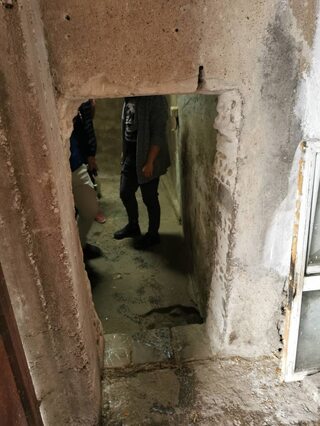 10 бали тютюн, зазидани в тайника на мазе, откриха служители на Трето РУ 