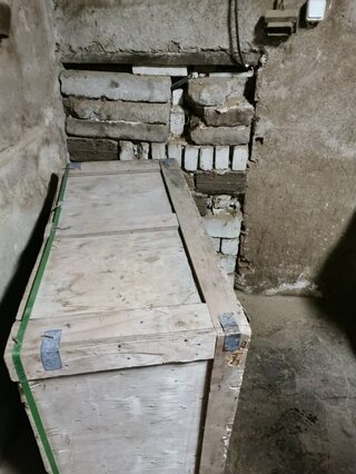 10 бали тютюн, зазидани в тайника на мазе, откриха служители на Трето РУ 