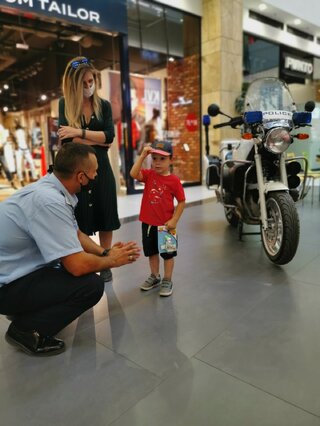 С полицейски сирени и мотор, пловдивската полиция  нахлу на първия етаж на МОЛ Марково тепе!
