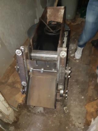 Служители на Шесто  РУ  разбиха незаконен цех за рязане на тютюн в Столипиново   