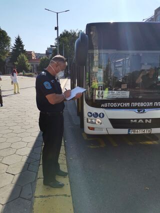 Общинска полиция проверява пътниците в градски транспорт за носене на маски  