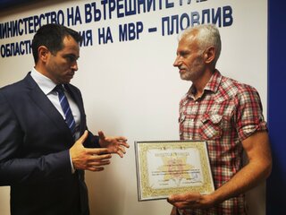 56 годишният Иван Женков с почетна грамота от пловдивската полиция за проявена смелост и гражданска доблест 