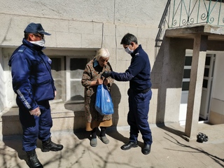 Полицейски екипи в Карлово разнасят храна от първа необходимост и лекарства в домовете на самотни хора 
