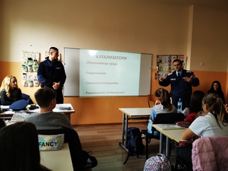 Психолози и полицейски служители от ОДМВР Пловдив заедно с децата от пловдивски училища отбелязаха световния ден против тормоза в училище 