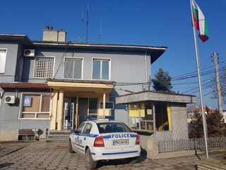 Служители на РУ Раковски задържаха трима мъже, опитали се да източат около 200 литра дизелово гориво от влакова композиция от петролната база в Белозем   