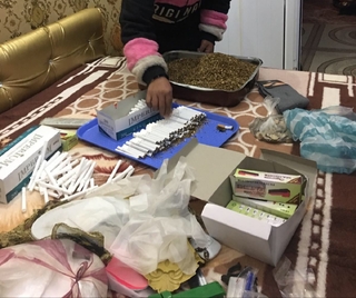 Малка незаконна фабрика за цигари откриха полицаите в кв. Столипиново 