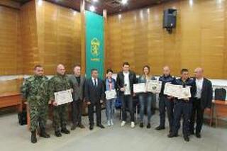 Шестима души, спасили детски живот, бяха наградени в Карлово 