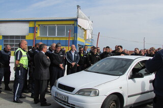 Практическо занятие за безопасно шофиране се проведе на писта „Дракон“ в село Калояново 