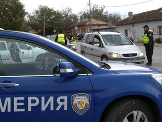 11 търговски обекта са проверени при полицейска операция, насочена срещу търговията с гласове