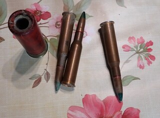 Боен арсенал и финансови престъпления са разкрити при специализирана полицейска операция в Разградско