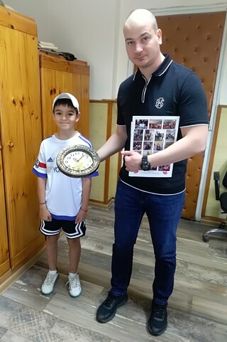 С пожелание „точно и навреме“,   емпатистите подариха стенен часовник на РУ-Кубрат по случай професионалния им празник