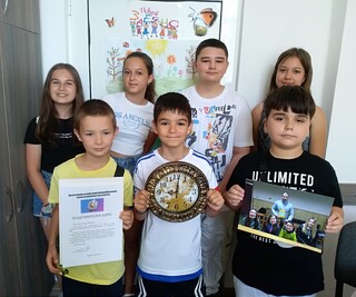 С пожелание „точно и навреме“,   емпатистите подариха стенен часовник на РУ-Кубрат по случай професионалния им празник